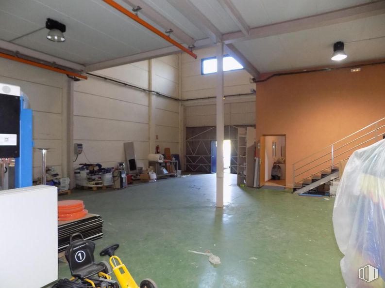 Industrial for sale at Avenida Naciones, Illescas, Toledo, 45200 with person, building, flooring, floor, hall, wood, ceiling, engineering, swimming pool and machine around