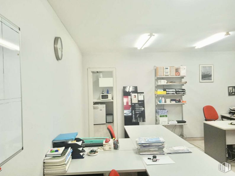 Oficina en alquiler y venta en Zona Carabanchel, Carabanchel, Madrid, 28025 con estantería, mueble, escritorio, mesa, edificio, propiedad, interiorismo, reloj, suelo y silla alrededor