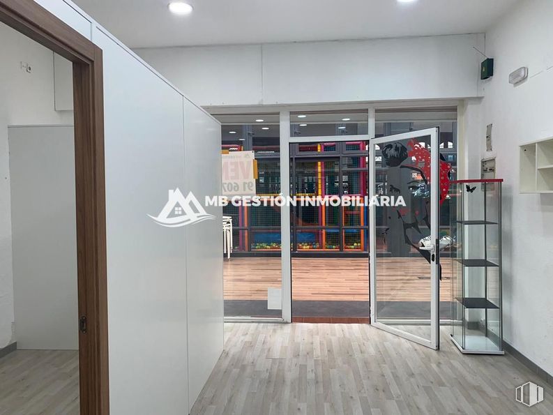 Local en alquiler y venta en Calle Portugal, Fuenlabrada, Madrid, 28942 con accesorio, edificio, puerta, madera, hall, exterior del automóvil, suelo, suelos, puerta del vehículo y material compuesto alrededor