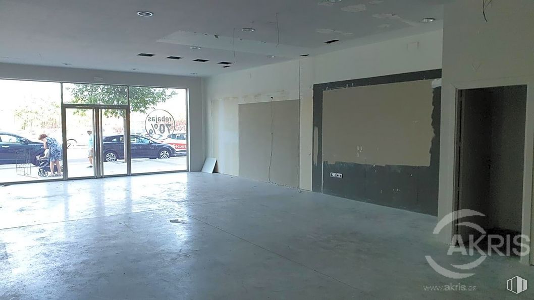 Retail for sale & for rent at Bulevar, Avenida Europa, Toledo, 45003 with car, automotive parking light, fixture, building, wheel, architecture, interior design, tire, hall and flooring around