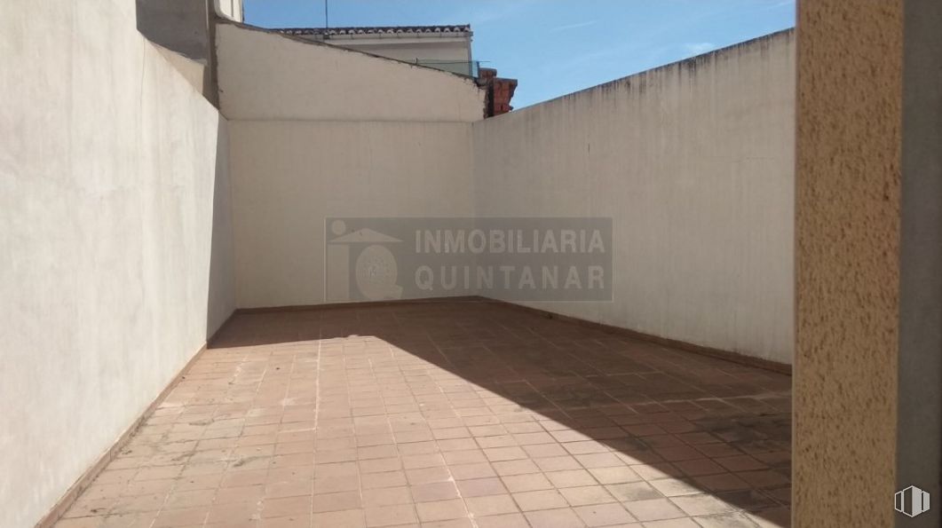 Retail for rent at Calle Reina Amalia, 27, Quintanar de la Orden, Toledo, 45800 with sky, road surface, fixture, floor, rectangle, flooring, building, composite material, wood and shade around