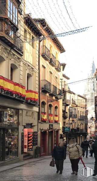 Office for rent at Calle Comercio, 18, Toledo, 45001 with flag, building, window, neighbourhood, material property, wood, facade, city, tints and shades, road and sky around