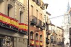 Oficina en alquiler en Calle Comercio, 18, Toledo, 45001 con bandera, edificio, ventana, vecindario, propiedad material, madera, fachada, ciudad, tintes y matices, camino y cielo alrededor