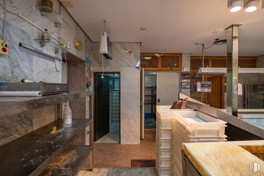 Retail for sale at Calle Cuartel de la Montaña, Ávila, 05001 with countertop, light fixture, lighting, wood, door, interior design, flooring, floor, building and kitchen around