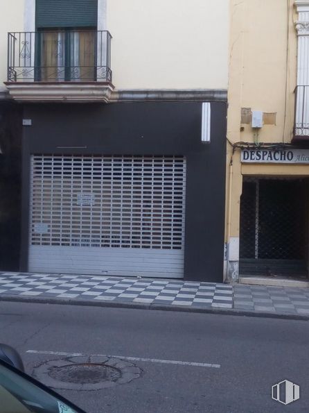 Retail for rent at Calle Calderón de la Barca, Cuenca, 16001 with building, window, road surface, asphalt, brickwork, wood, brick, grille, neighbourhood and automotive exterior around