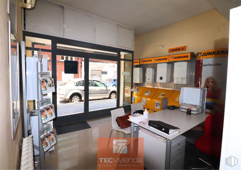 Retail for rent at Calle Buen Gobernador, Ciudad Lineal, Madrid, 28027 with car, desk, person, chair, wheel, table, tire, automotive design, orange and interior design around