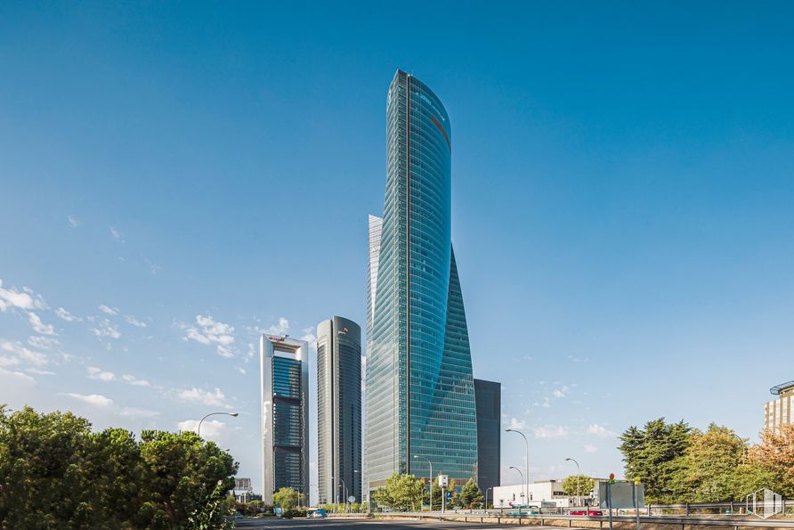 Office for rent at Torre Emperador, Paseo Castellana, 259 D , Fuencarral - El Pardo, Madrid, 28046 with building, sky, skyscraper, plant, tower, tree, cloud, tower block, urban design and condominium around