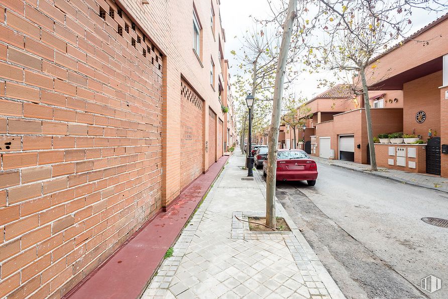 Local en alquiler y venta en Avenida Circunvalación, Daganzo de Arriba, Madrid, 28814 con coche, edificio, ventana, superficie de la carretera, vehículo, cielo, arquitectura, ladrillo, madera y asfalto alrededor