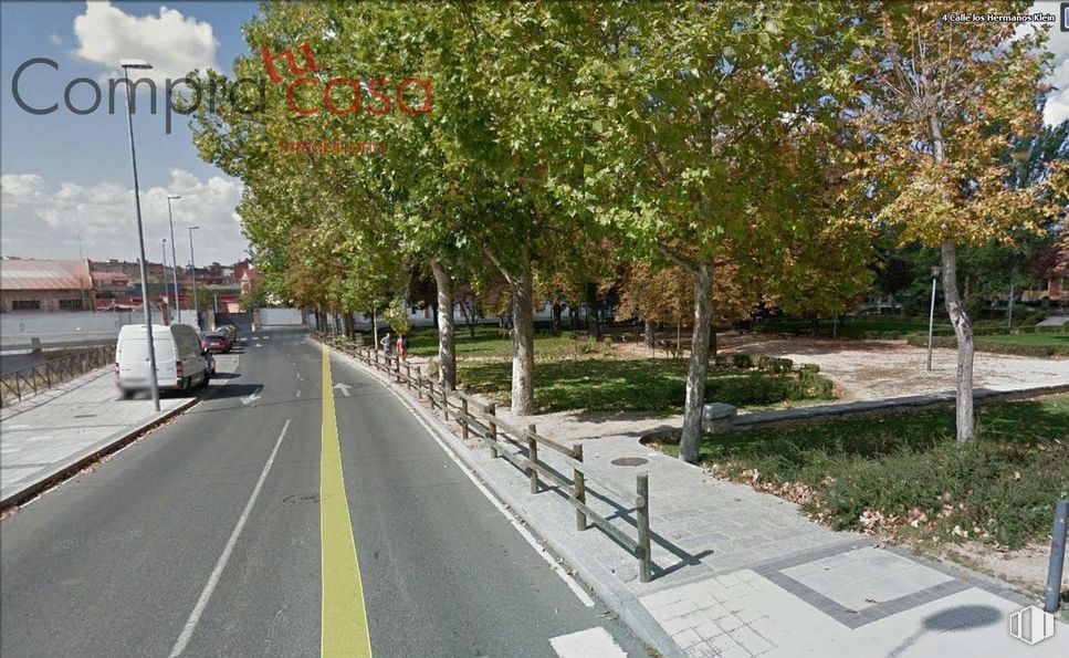 Land for sale at Plaza de Toros, Segovia, 40005 with van, plant, cloud, sky, road surface, tree, architecture, urban design, asphalt and street light around