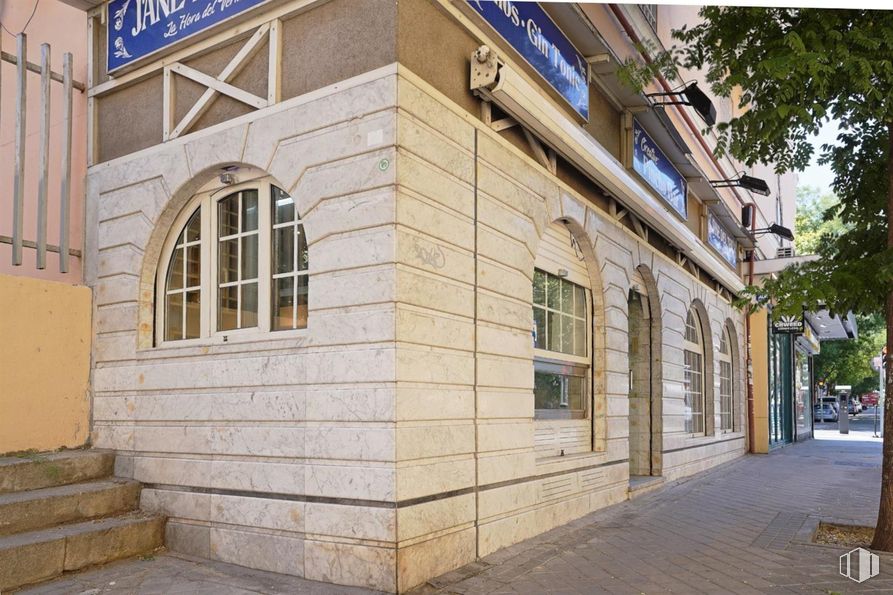 Retail for sale at Zona Quintana, Ciudad Lineal, Madrid, 28027 with window, building, wood, neighbourhood, tree, brick, brickwork, facade, real estate and city around