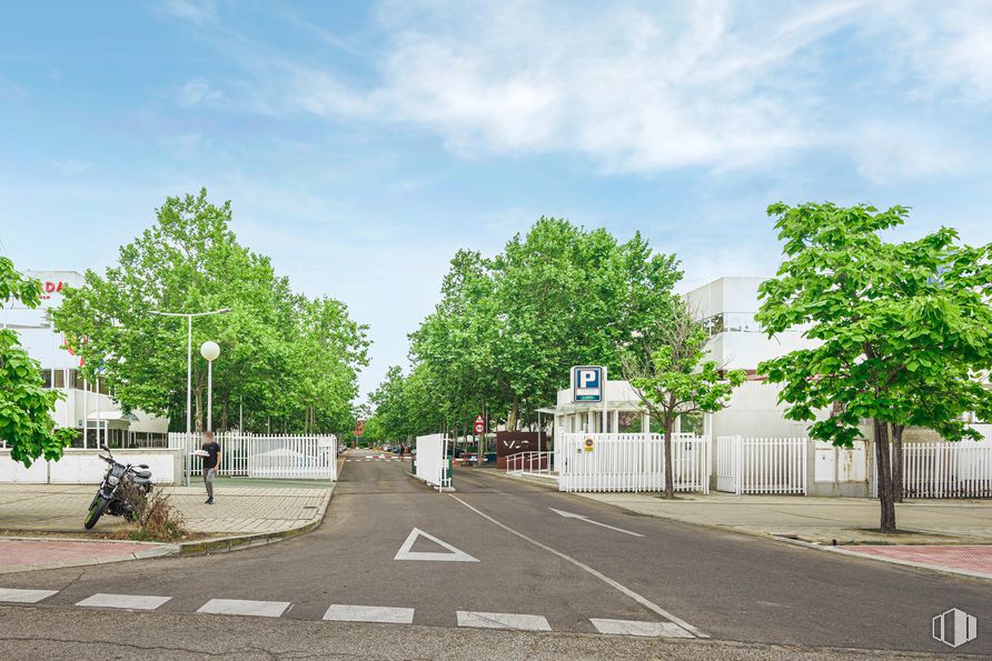 Oficina en alquiler en Ronda Poniente, 2-16, Tres Cantos, Madrid, 28760 con nube, cielo, árbol, superficie de la carretera, planta, asfalto, diseño urbano, vía, barrio y espacio público alrededor