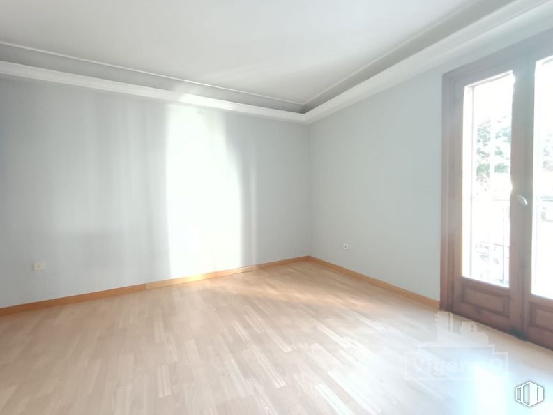 Oficina en alquiler y venta en Plaza Mayor, Torrejón de Ardoz, Madrid, 28850 con ventana, edificio, accesorio, madera, sombra, suelo, suelos, hall, tinte para madera y suelo laminado alrededor