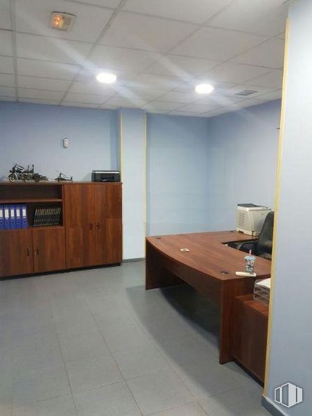 Retail for rent at Avenida Castilla, Guadalajara, 19002 with cabinetry, desk, furniture, building, wood, interior design, floor, flooring, table and hardwood around