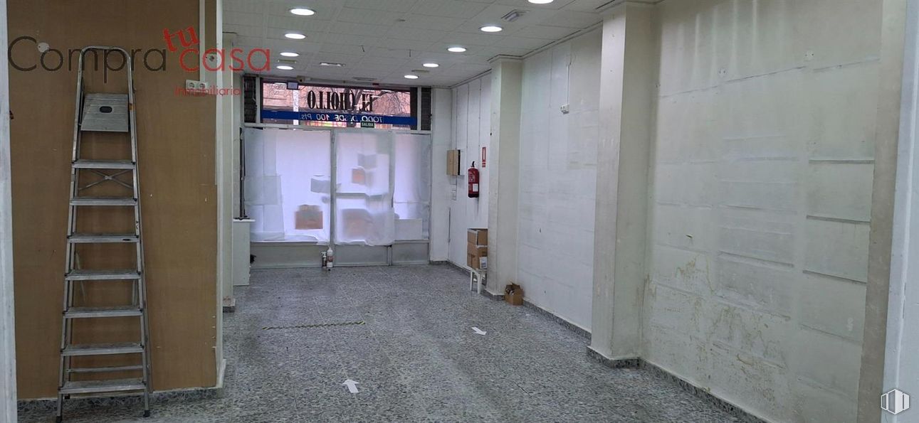 Retail for sale & for rent at Calle José Zorrilla, Segovia, 40002 with ladder, flooring, floor, ceiling, glass, tile flooring, building material, transparency, tile and aluminium around