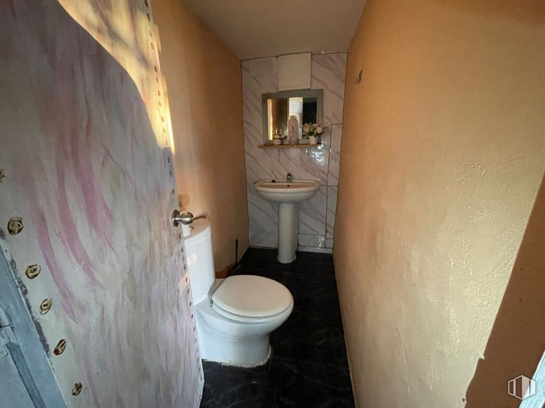 Retail for sale & for rent at Universidad, Ávila, 05003 with toilet, sink, wall, floor, flooring, toilet seat, plumbing fixture, wood stain and bathroom around