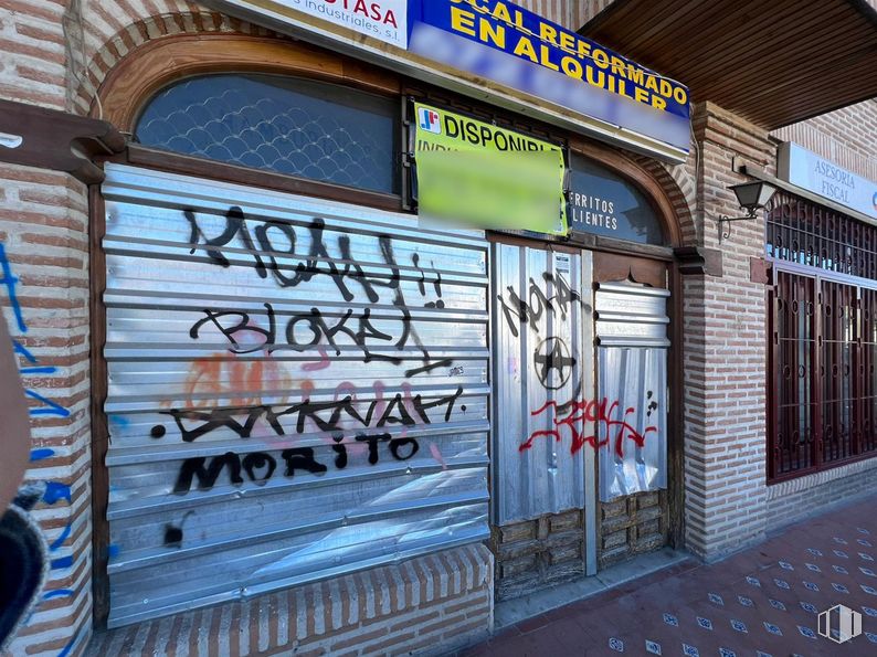 Local en venta en Calle Pablo Iglesias, Arganda del Rey, Madrid, 28500 con ventana, durante el día, azure, graffiti, albañilería, ladrillo, arquitectura, escritura, arte y pared alrededor