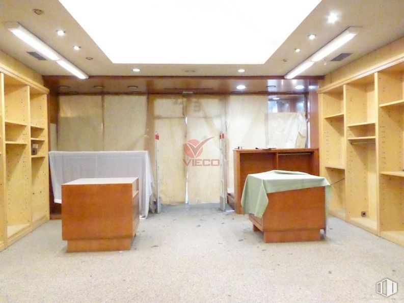 Retail for sale & for rent at Calle José Cobo, Cuenca, 16001 with furniture, bookcase, wood, building, interior design, floor, flooring, cabinetry, hardwood and ceiling around