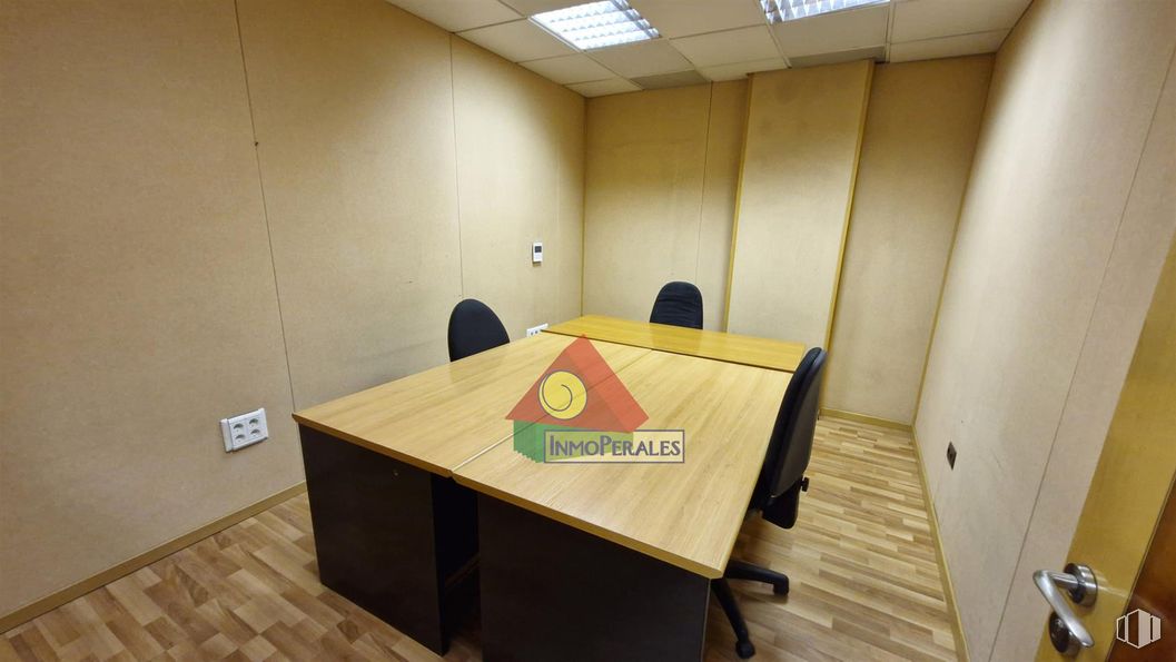 Retail for rent at Zona Getafe Norte, Getafe, Madrid, 28903 with desk, light fixture, furniture, flooring, floor, interior design, table, office chair, chair and hardwood around