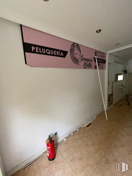 Local en alquiler en Barrio de la Concepción, Ciudad Lineal, Madrid, 28027 con productos envasados, accesorio, suelos, suelo, rojo, gas, pintura, techo, tintes y matices y material compuesto alrededor