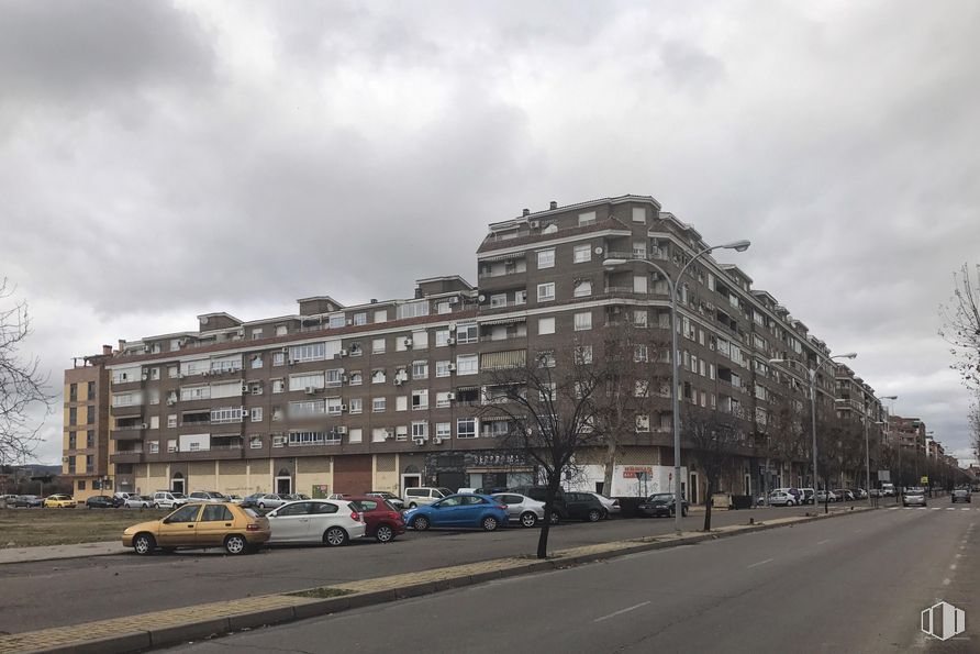 Retail for sale at Avenida Francisco Aguirre, 322, Talavera de la Reina, Toledo, 45600 with building, car, cloud, sky, daytime, wheel, window, plant, tire and vehicle around