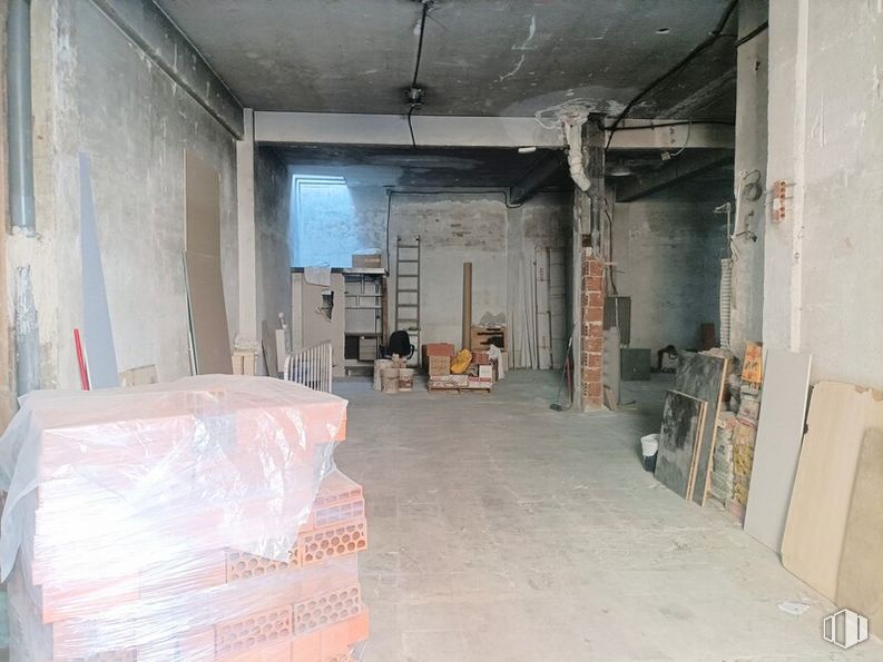 Industrial for rent at Calle Alcaudón, Carabanchel, Madrid, 28019 with packaged goods, building, fixture, wood, floor, flooring, gas, house, composite material and building material around