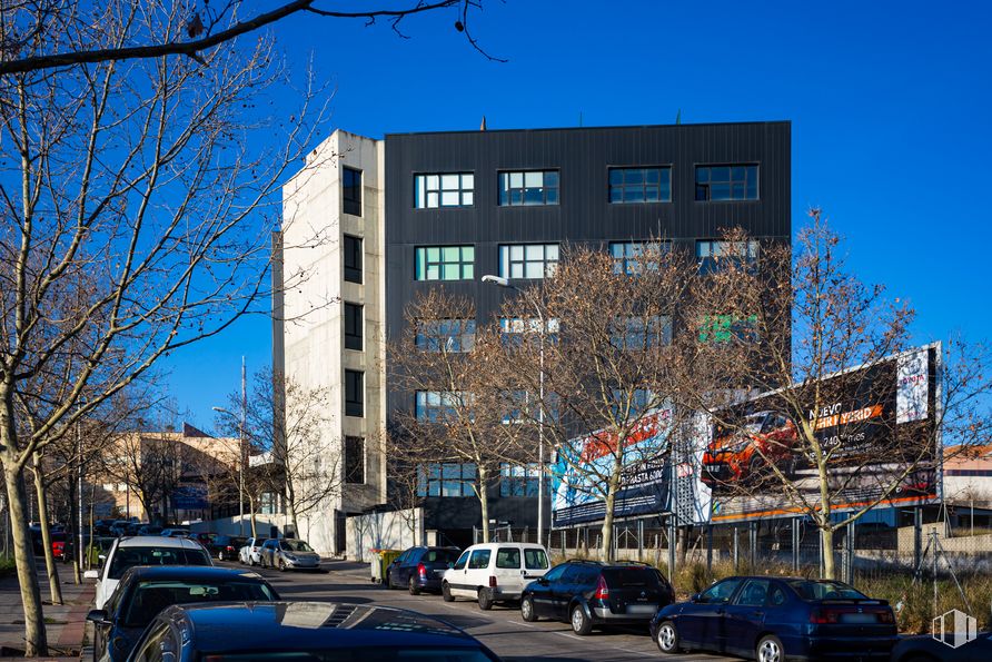 Office for sale at Calle Secoya, Carabanchel, Madrid, 28054 with car, building, sky, wheel, vehicle, daytime, blue, tire, window and tree around