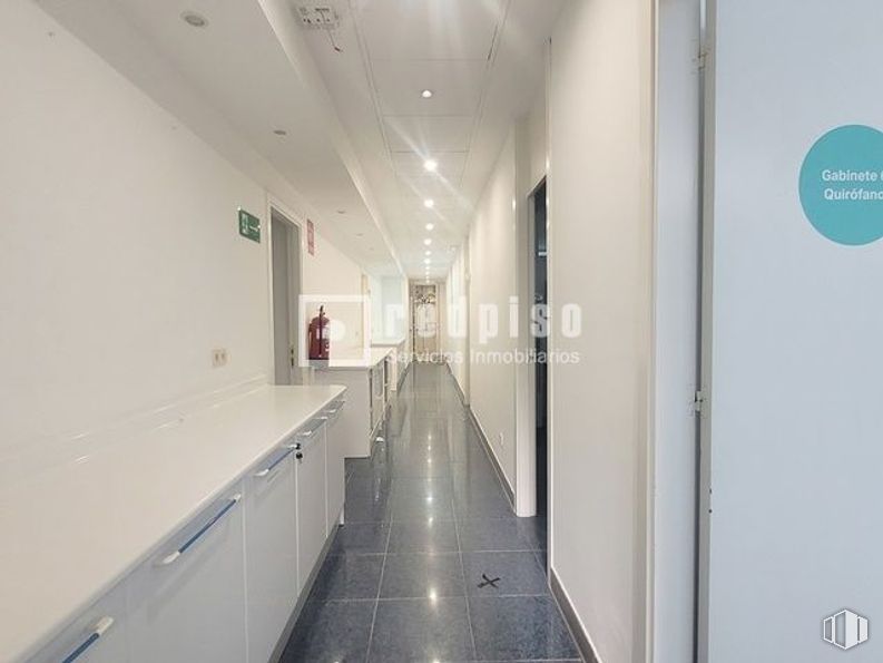 Local en alquiler en Calle Porto Lagos, Alcorcón, Madrid, 28924 con ebanistería, edificio, accesorio, puerta, suelo, suelos, casa, hall, vidrio y techo alrededor