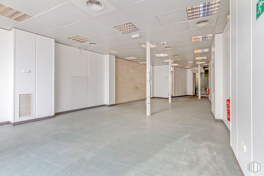 Local en alquiler y venta en Plaza Constitución, Galapagar, Madrid, 28260 con accesorio, pasillo, piso, pavimentos, edificio, vidrio, espacio, techo, evento y fachada alrededor