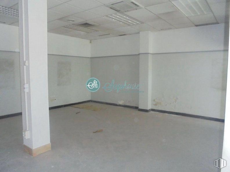 Local en venta en Avenida de la Constitución, Segovia, 40005 con espejo, piso, suelo, accesorio, pasillo, vidrio, hormigón, material compuesto, aparcamiento y techo alrededor