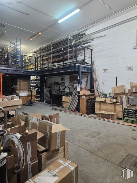 Industrial for sale at Avenida Somosierra, San Sebastián de los Reyes, Madrid, 28700 with shipping box, box, wood, floor, flooring, ceiling, composite material, shelving, metal and engineering around