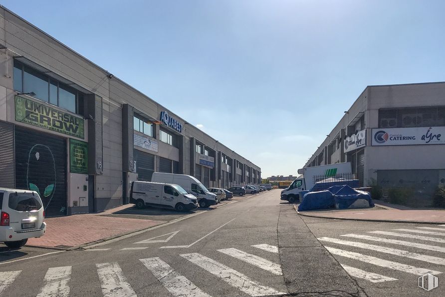 Nave en alquiler en Polígono Industrial Neinor, Leganés, Madrid, 28914 con edificio, camioneta, coche, luz de estacionamiento automotriz, rueda, cielo, vehículo, ventana, nube y neumático alrededor