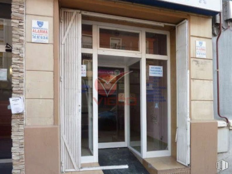 Retail for sale at Zona Centro, Cuenca, 16003 with property, fixture, wood, door, facade, building material, hardwood, composite material, building and siding around