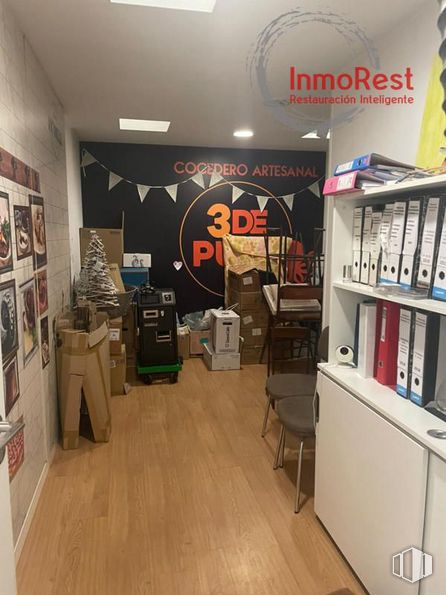 Retail for rent at Zona Arganda del Rey, Arganda del Rey, Madrid, 28500 with bookcase, luggage & bags, building, interior design, shelf, floor, flooring, automotive design, wood and hardwood around