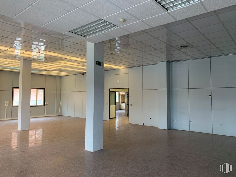 Oficina en alquiler en Zona Alcobendas, Alcobendas, Madrid, 28100 con lámpara, ventana, edificio, accesorio, entrada, piso, suelo, línea, madera, techo y suelo de baldosas alrededor