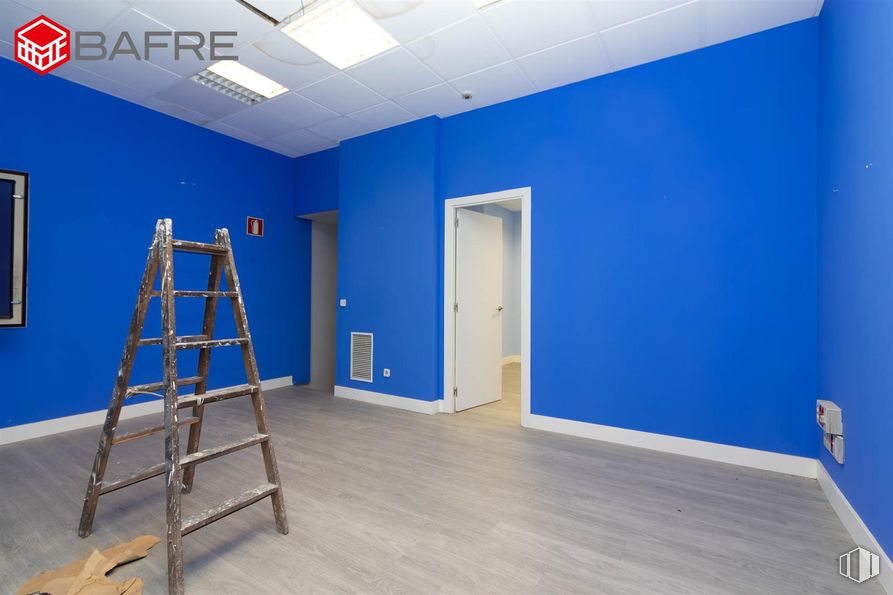 Retail for rent at Calle Villaamil, Tetuán, Madrid, 28039 with ladder, door, blue, flooring, wall, floor, ceiling, composite material, paint and wood flooring around