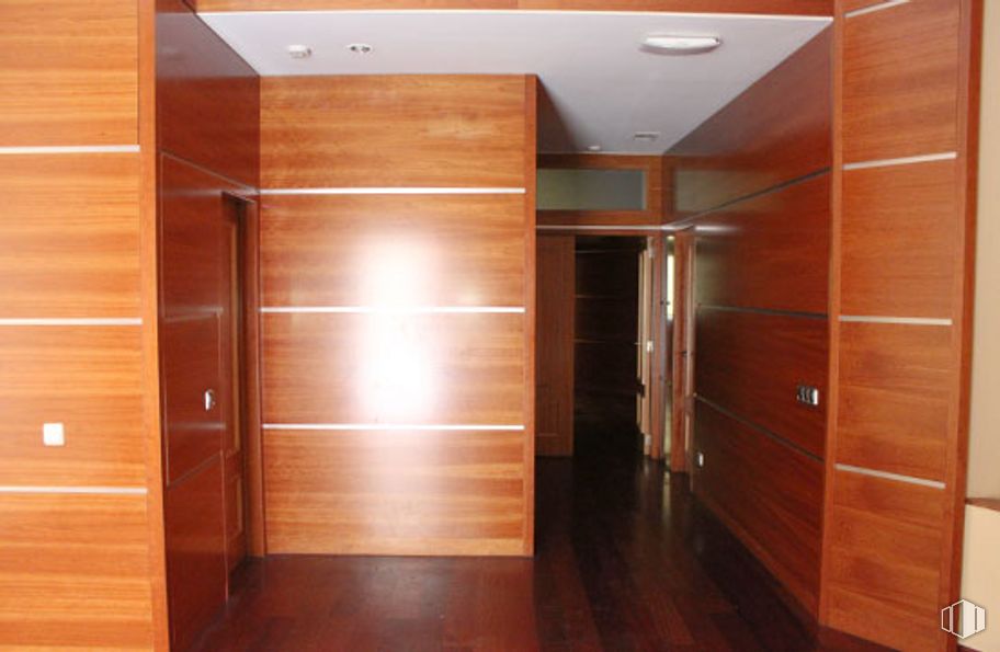 Oficina en alquiler en Edificio Inbisa, Avenida Pirineos, 7, San Sebastián de los Reyes, Madrid, 28700 con armario, accesorio, madera, diseño de interiores, suelo, ebanistería, mediante, piso, ámbar, tinte para madera y propiedad material alrededor