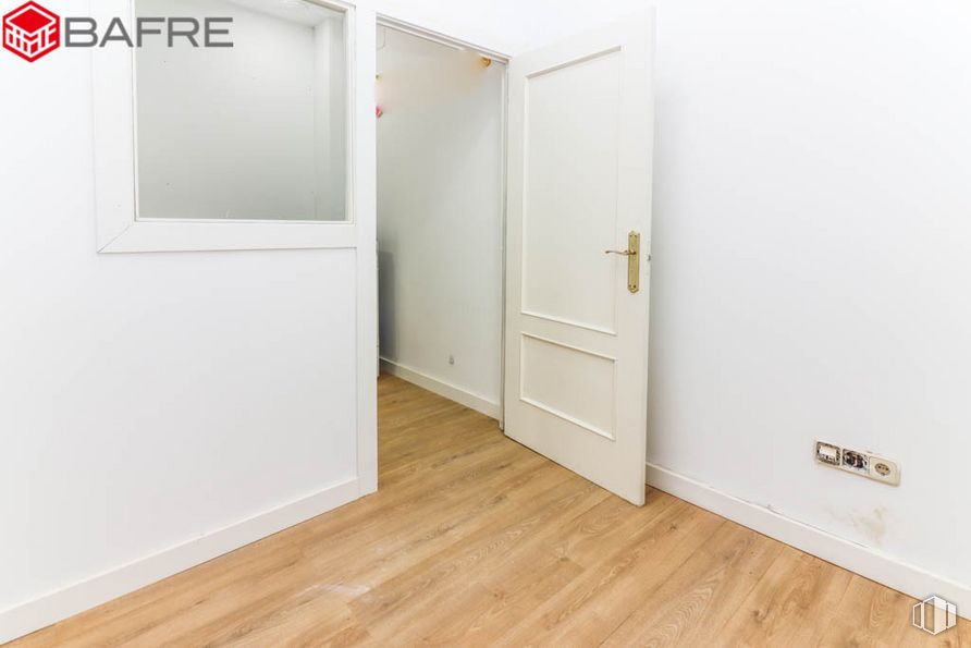 Retail for sale at Calle Antonio Salvador, Usera, Madrid, 28026 with door, mirror, fixture, wood, flooring, floor, laminate flooring, hardwood, wood stain and wood flooring around