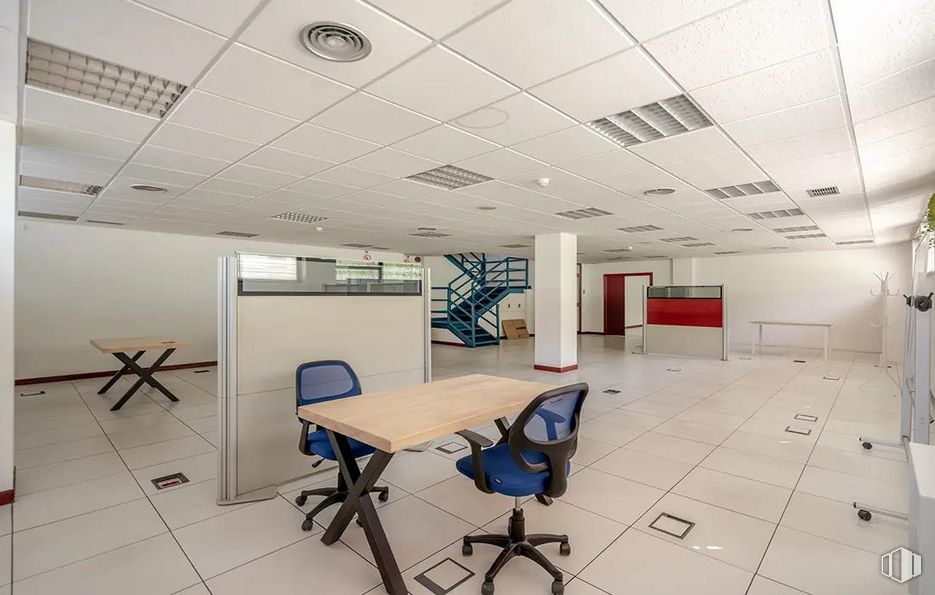 Office for sale at Calle Rosa Lima, Las Rozas de Madrid, Madrid, 28290 with chair, desk, table, property, building, flooring, interior design, floor, automotive design and office chair around