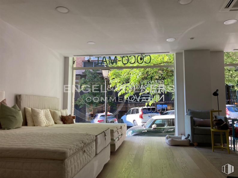 Retail for sale at Calle Lagasca, 85, Salamanca, Madrid, 28001 with bed, pillow, property, shade, interior design, floor, window, flooring, building and ceiling around