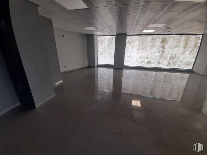 Retail for sale at Avenida Doctor Mendiguchia Carric, Leganés, Madrid, 28913 with wood, flooring, floor, hall, fixture, composite material, ceiling, glass, concrete and space around