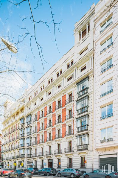 Oficina en alquiler en Paseo Castellana, 10, Salamanca, Madrid, 28046 con coche, ventana, rueda, cielo, vehículo terrestre, edificio, neumático, bloque de pisos, diseño urbano y vehículo alrededor