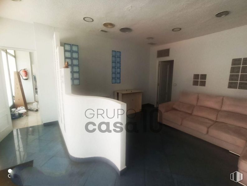 Local en alquiler y venta en Calle Alonso Covarrubias, Getafe, Madrid, 28902 con sofá, edificio, madera, ventana, suelos, interiorismo, suelo, casa, inmobiliario y sala de estar alrededor