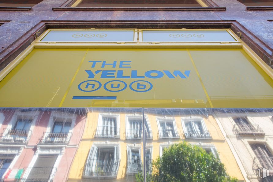 Retail for sale at Calle San Bernardo, 5, Centro, Madrid, 28013 with window, property, building, fixture, yellow, neighbourhood, facade, real estate, plant and residential area around