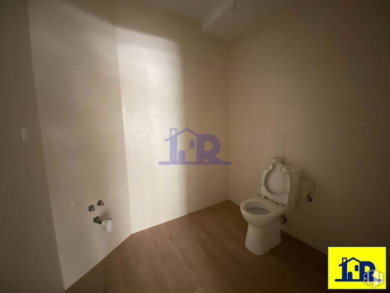 Retail for sale & for rent at Zona centro, Cuenca, 16002 with toilet, floor, flooring, plumbing fixture and tile flooring around