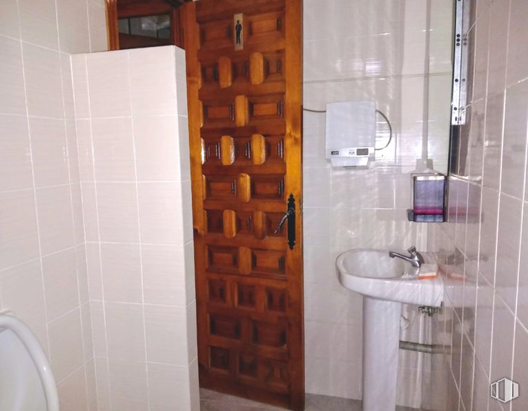 Local en venta en Zona Centro, Azuqueca de Henares, Guadalajara, 19200 con fregadero, accesorios de fontanería, accesorio, cuarto de baño, morado, suelos, interiorismo, suelo, grifo y pared alrededor