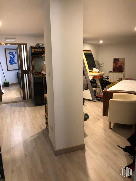 Retail for rent at Calle San Agustín, Las Rozas de Madrid, Madrid, 28230 with chair, wood, automotive design, floor, flooring, living room, ceiling, hall, hardwood and building around