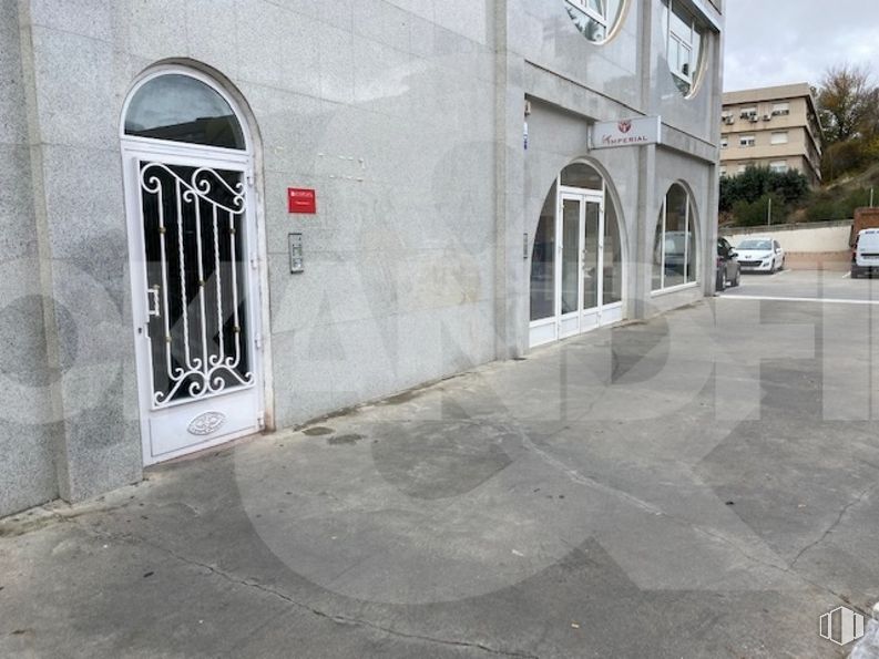 Office for rent at Ronda Buenavista, Toledo, 45005 with building, door, property, window, font, fixture, road surface, gas, tree and facade around