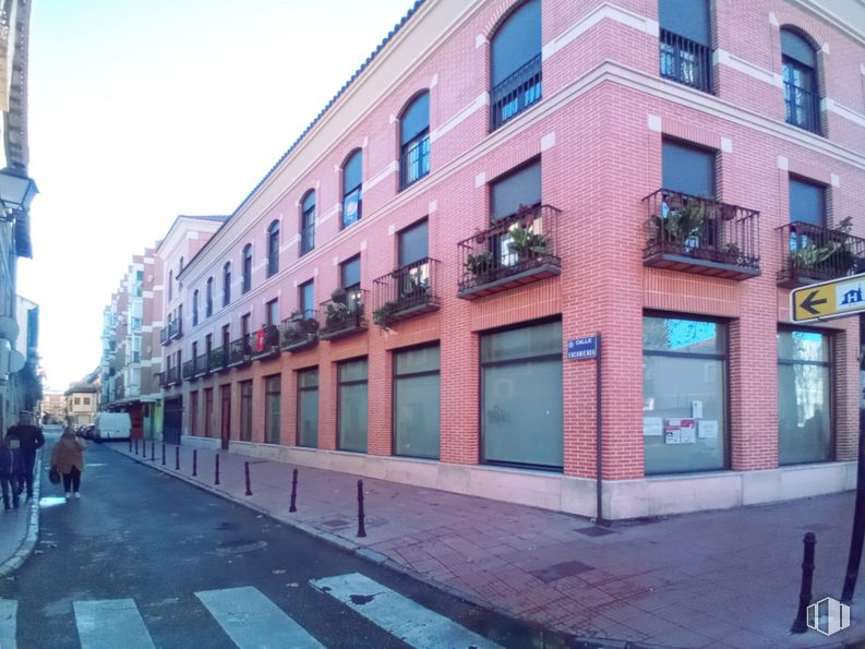 Local en alquiler en Avenida Guadalajara, 2, Alcalá de Henares, Madrid, 28805 con edificio, ventana, cielo, diseño urbano, fachada, condominio, ladrillo, superficie de carretera, edificio comercial y metrópoli alrededor