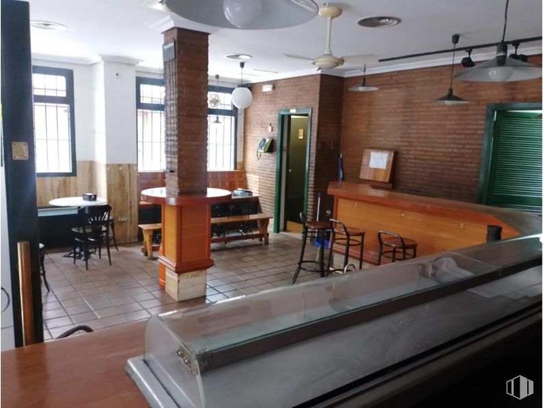 Retail for sale & for rent at Calle Colón, Cuenca, 16002 with light fixture, window, lighting, table, wood, interior design, flooring, floor, couch and hardwood around