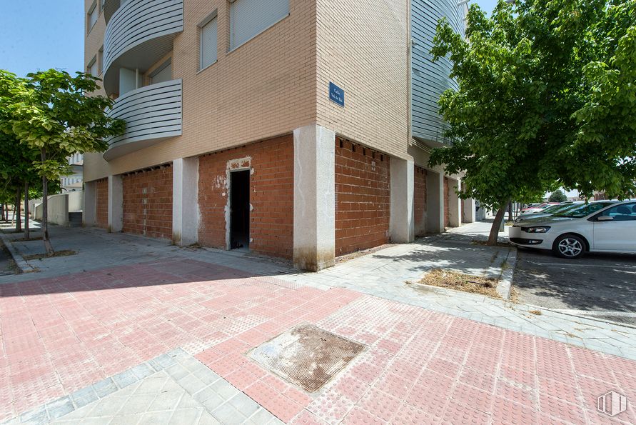 Local en venta en Calle Tarraco, 24, Aranjuez, Madrid, 28300 con coche, ventana, edificio, rueda, neumático, día, propiedad, vehículo, infraestructura y árbol alrededor